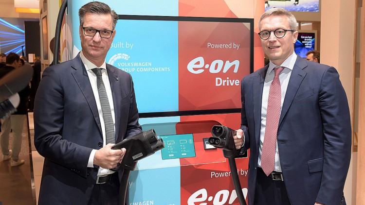 "Powerbank" fürs E-Auto : VW und Eon setzen auf mobile Ladesäule