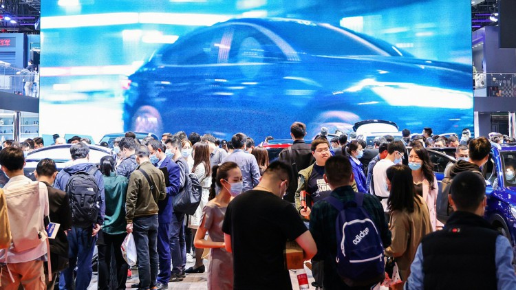 Besucher auf der Automesse Shanghai 2021