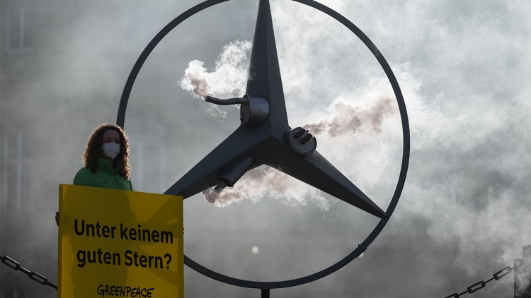 Verbrenner-Ende: Greenpeace demonstriert mit rauchendem Mercedes-Stern