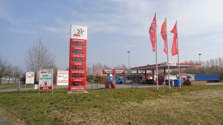 Die größte star Tankstelle in Deutschland steht in Rostock. Sie hat mit dem umliegenden Grünbereich ungefähr 25.000 Quadratmeter Fläche, was rund 3,5 Fußballfeldern entspricht.