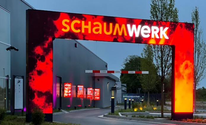 Hildesheim: Waschstraße mit imposantem LED-Video-Einfahrtsportal