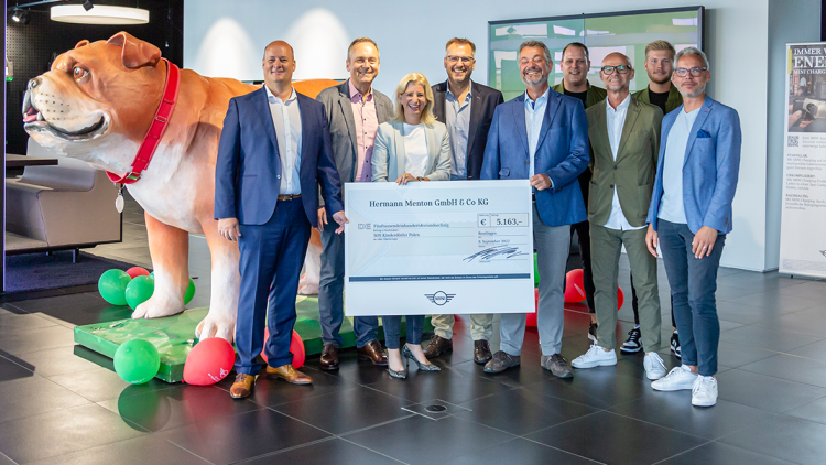 Aktion mit Mini-Werbefigur "Spike": Autohaus Menton spendet über 5.000 Euro an SOS Kinderdorf