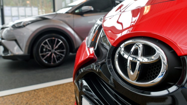 Toyota-Neuwagen in einem Autohaus