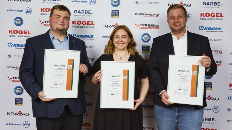 Leon Eismann (Platz 2), Anna Tukscher (Platz 3) und Kacper Paszek (Platz 1) freuen sich über die Gewinner als Best Azubi 2023.