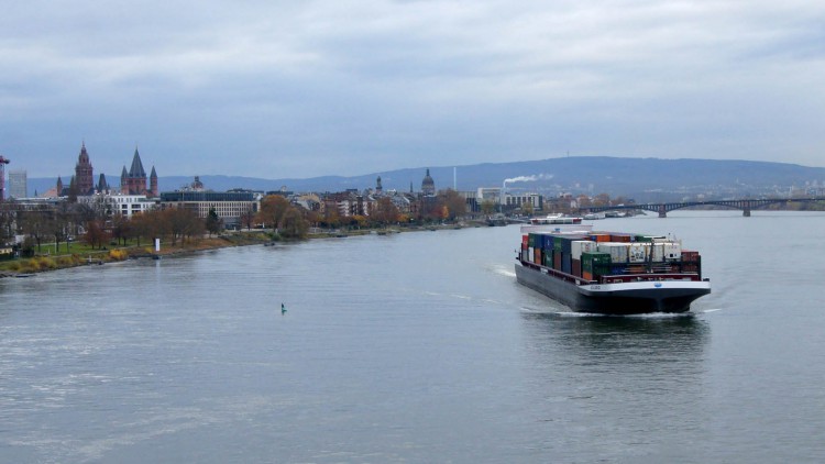 Binnenschiffer in Mainz hupen aus Protest 
