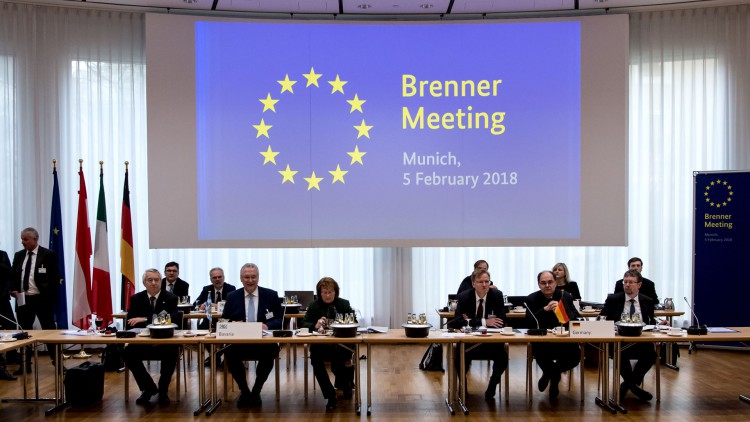 Brenner-Gipfel: Mehr Güter sollen auf die Schiene
