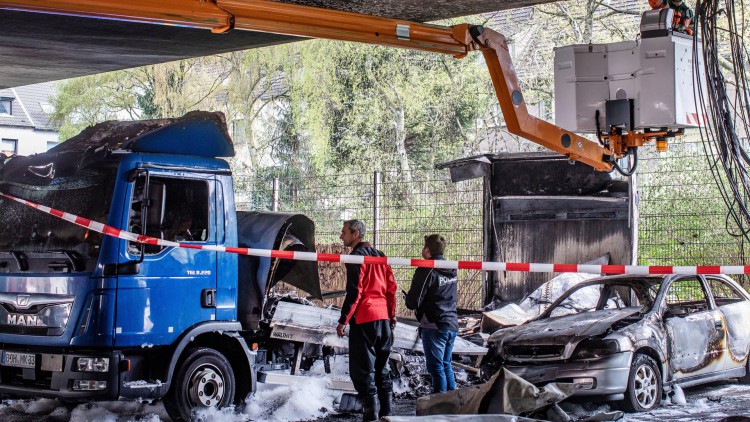 Nach Brand: Schwere der Schäden an Duisburger Autobahnbrücke noch unklar