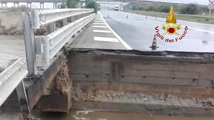 Straßenbrücke auf Sardinien bricht nach Regenfällen ein