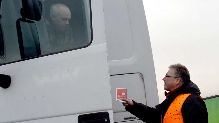 DGB berät osteuropäische Lkw-Fahrer an Raststätte