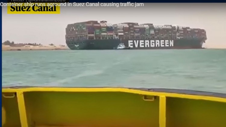 Containerschiff blockiert Suezkanal 