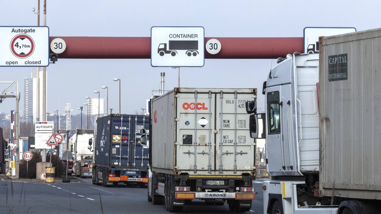 Hafenkonzern HHLA will Containerschiffe umparken