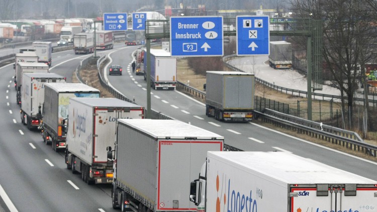 Blockabfertigung: Bayern sperrt Straßen - 23 Lkw zurückgeschickt