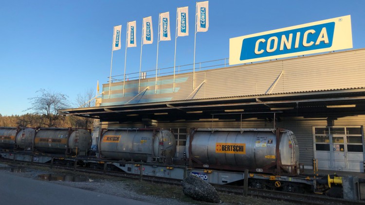 Conica setzt vertärkt auf die Bahn. Vor einer Halle des Herstellers stehen stehen Güterwaggon mit flüssigen Rohstoffen für die Produktion