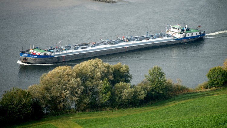 Containerschiff auf der Donau