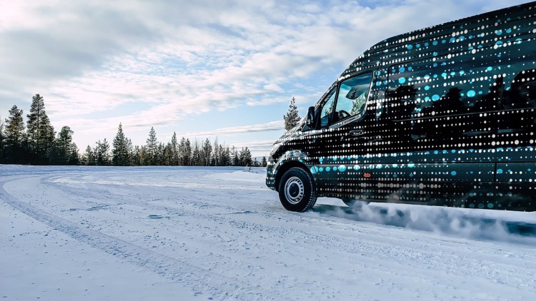 eSprinter von Mercedes-Benz im Schnee