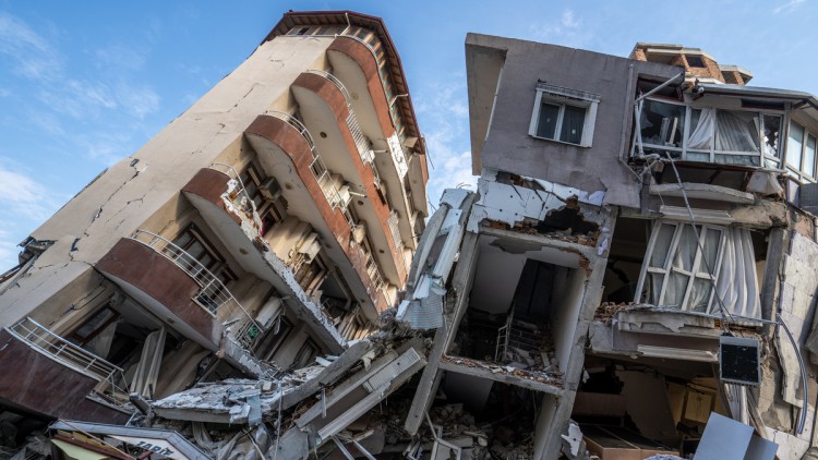 Die Trümmer eines eingestürzten Gebäudes nach dem Erdbeben