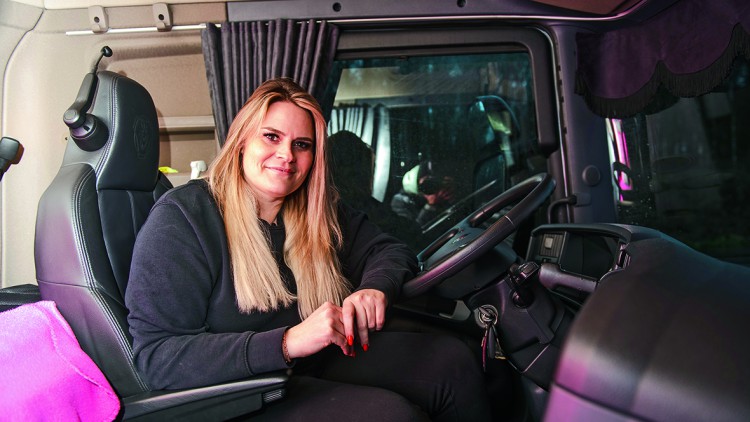 Christina Scheib Lkw-Fahrerin Scania
