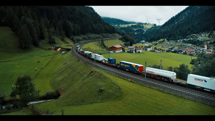 Klimafreundlicher Brennertransit Güterzug auf dem Brenner
