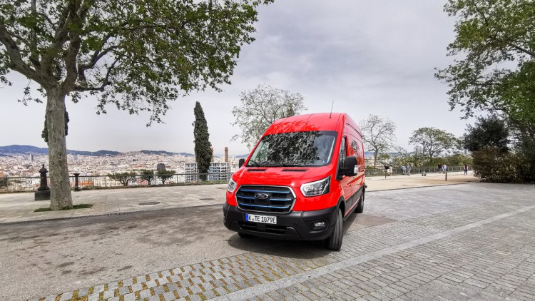 Roter Ford E-Transit