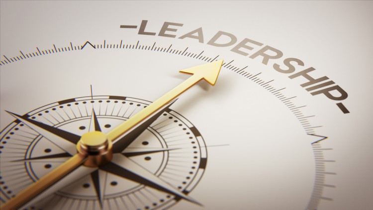Kompasspfeil zeigt auf das Wort "Leadership"