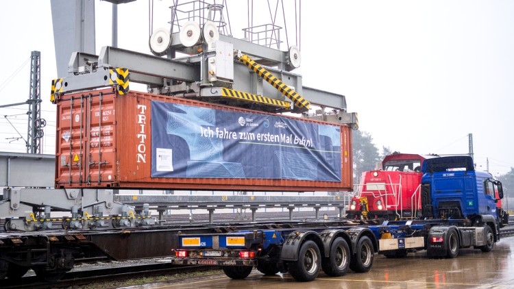 Ein Container wird im Hamburger DUSS-Terminal vom Lkw auf die Schiene gehoben