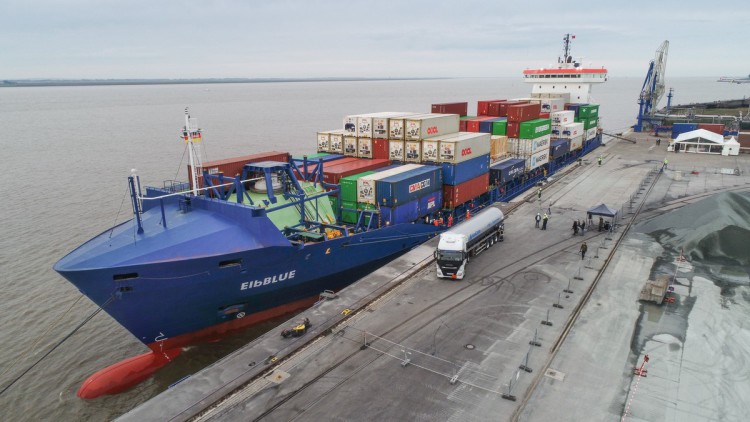 erstes Containerschiff mit LNG betankt