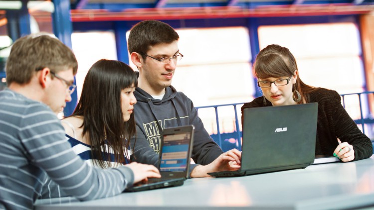 Studierende lernen Laptop