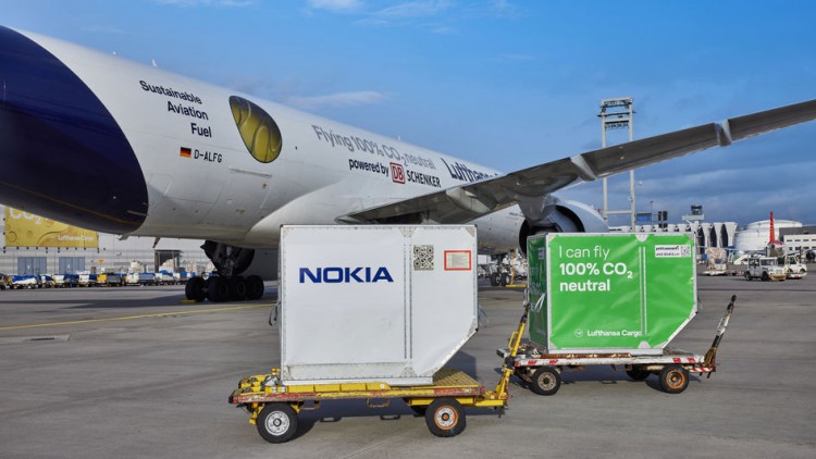 DB Schenker und Lufthansa Cargo bauen CO2-neutrale Flüge aus