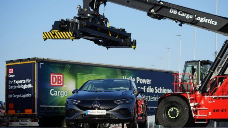 DB Cargo transportiert Batterien von Mercedes-Benz per grüne Schiene 
