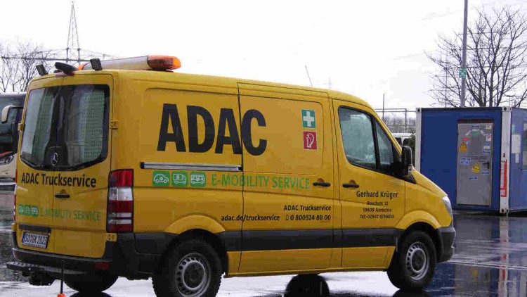 Ein Fahrzeug des ADAC Truckservice-Partnernetzwerkes für E-Nutzfahrzeuge steht auf einem Parkplatz. Die Partner übernehmen Pannenhilfe, Bergung und Abschleppung von E-Lkw.