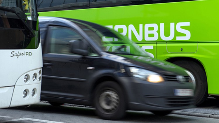 Urteil: Wann hat ein Bus Vorfahrt, der von einer Haltestelle abfährt?