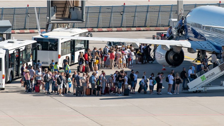 Frankfurter Flughafen: Busfahrer klagen gegen ihre Kündigung