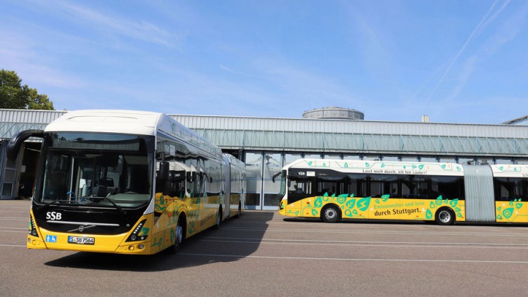 Erster vollelektrischer Gelenkbus fährt durch Stuttgart