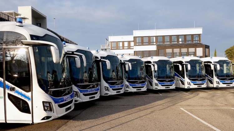 Lieferung: Bundespolizei übernimmt acht Reisebusse von Volvo