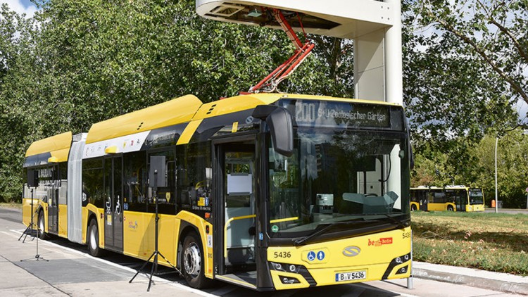BVG: 17 E-Gelenkbusse auf Linie
