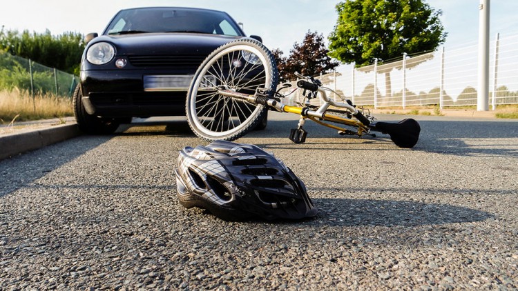 13-jähriger Radfahrer bei Unfall mit Fahrschulauto lebensgefährlich verletzt