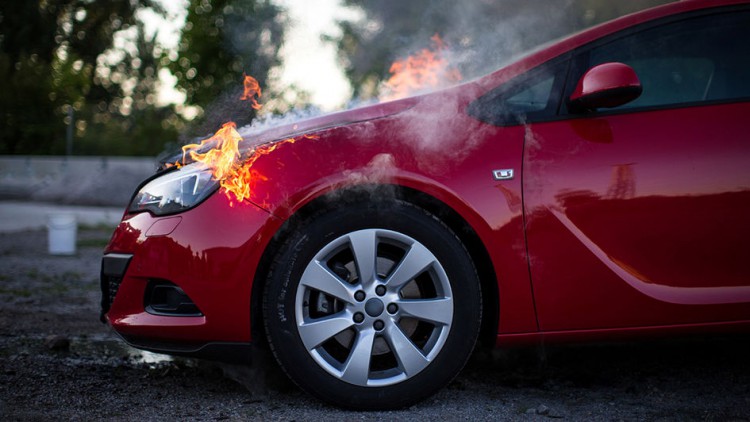 Unbegründete Angst: 49 Prozent fürchten Brandgefahr von E-Autos
