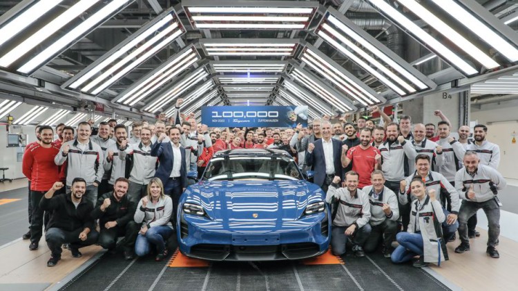 Elektrisches Jubiläum: 100.000ster Porsche Taycan läuft vom Band