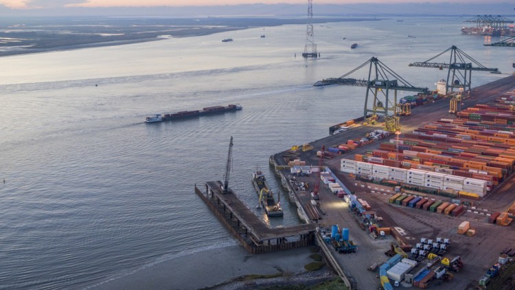 Luftbild mit Hafenanlagen