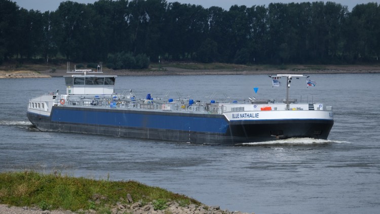 Das Tankschiff "Blue Nathalie" auf dem Rhein