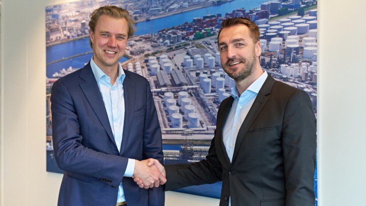 Matthijs van Doorn, Vice-President Commercial Port of Rotterdam (links) und Steffen Bauer, CEO HGK Shipping
